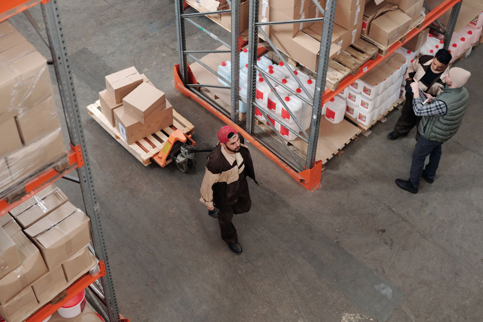 Personas trabajando en un almacén industrial; fotografía ilustrativa